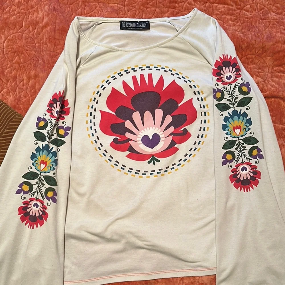 Pyramid Collection graphic Floral Bellsleeve - Picture 3 of 7